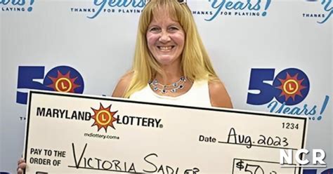 Ganó lotería de US$50.000, cobra su premio y empleado de .